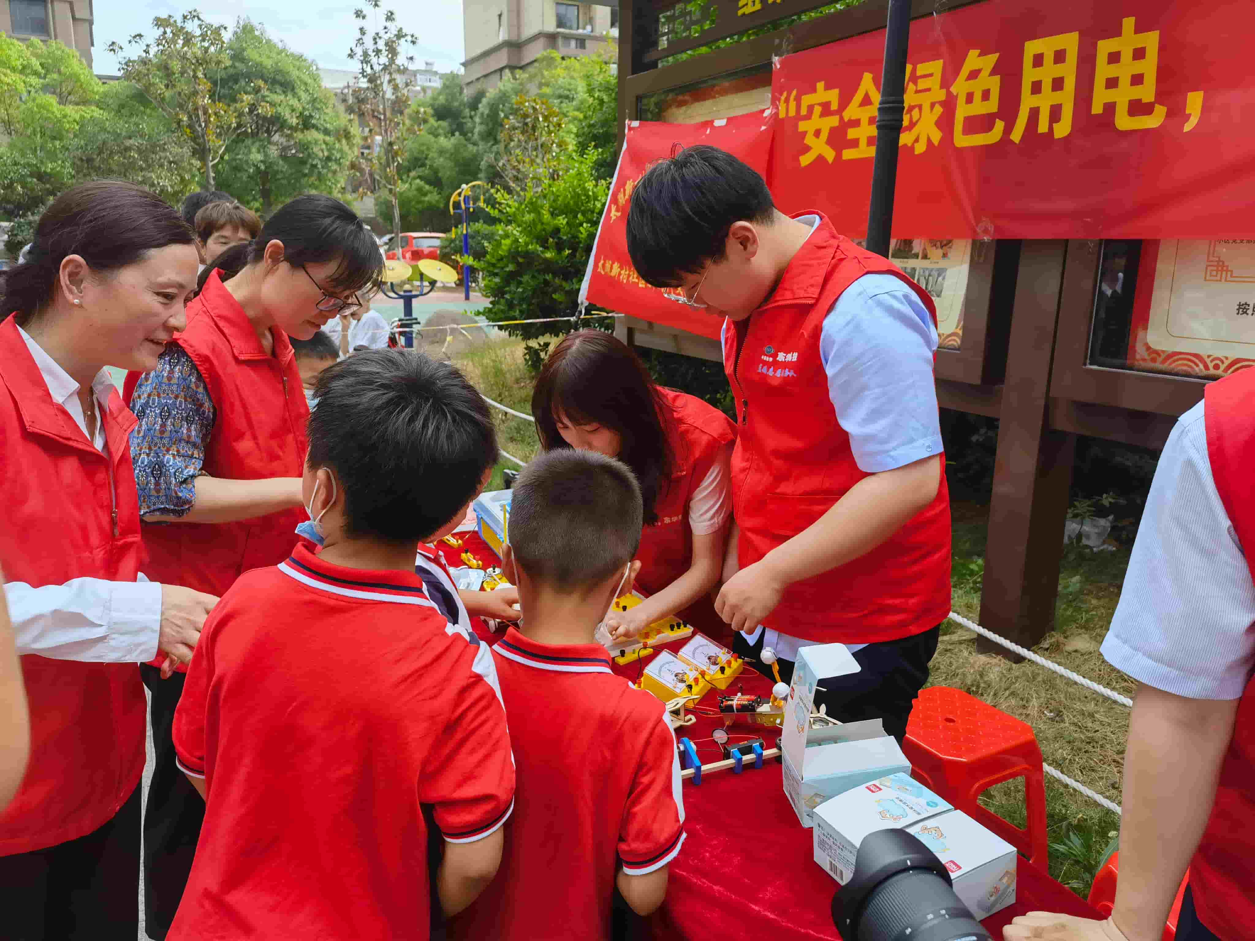 2021年6月21日，藍鴿志愿服務隊前往社區(qū)開展“安全用電，安全你我”志愿活動（1）